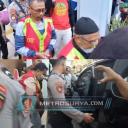 Empat tersangka korupsi pembangunan SKS dimasukkan ke mobil tahanan Kejaksaan Negeri Lamongan