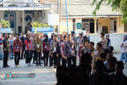 "Lihat Saja Sudah Senang" Momen Ortu Catar Akpol ke Udinus Semarang