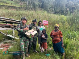 SATGAS TNI BANTU SEMBAKO DAN DISAMBUT GEMBIRA WARGA BUWISIGA