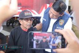Wujud Empati, Polisi Beri Santunan dan Bantuan Kakek Korban Curas di Trenggalek