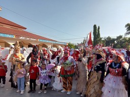 Semarak HUT RI KE 78 DESA Cikulak Adakan Jalan Sehat