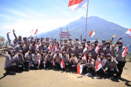 Polwan Polres Madiun Kibarkan Merah Putih dan Bendera Polwan di Puncak Bukit Mongkrang