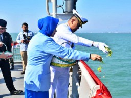 Wujud Penghormatan Kepada Pahlawan, TNI AL Gelar TABUR BUNGA di Perairan Teluk Cirebon. 