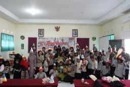 Polwan Polres Probolinggo, AKP Rini Ifo Nila Tasyakuran HUT Polwan Ke 76 di SLB Kraksaan