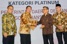 Bupati Lamongan, Dr. H. Yuhronur Efendi Raih Penghargaan Platinum IIPG atas Prestasi Gemilang