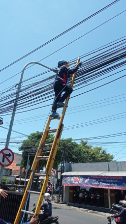 PLN Icon Plus Laksanakan Perapihan Kabel di Tiang PLN Bersama Pemerintah Kota Surabaya