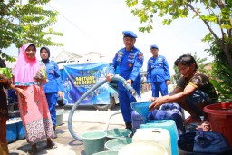 Ditpolairud Polda Jatim Bantu Warga Mantup Lamongan dengan Droping Air Bersih