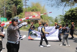 Giat Sosialisasi Keselamatan di Perlintasan Sebidang oleh PT KAI Daop 9 dan Polisi Jember