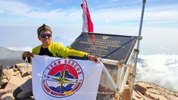 Bendera Departemen Rescue Aliansi Madura Indonesia (AMI) Berkibar Di Puncak Gunung Arjuno.