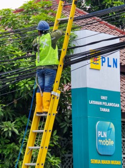 PLN Icon Plus Lakukan Perapihan Kabel di Tiang PLN di depan Kantor PLN ULP Taman - Sidoarjo. 