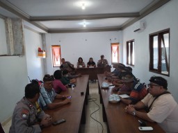 Polda Bali Gelar Minggu Kasih di Kantor Desa Pekutatan Jembrana