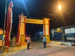 Kapolsek Laren Melaksanakan Patroli Blue Light di Jalur Poros Desa Godog Kecamatan Laren