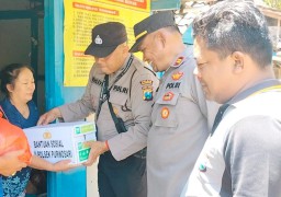 Melalui Aplikasi Matur Pak Kapolres, Warga Desa Pelem Terima Bantuan Sosial Polres Bojonegoro*