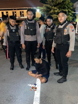 Tim Raimas Sat Samapta Polres Pelabuhan Tanjung Perak Amankan Dua Pengedar Pil saat Patroli