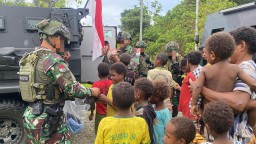 WARGA TOMONSATU SAMBUT GEMBIRA KOMSOS MARINIR HABEMA