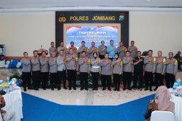 Gelar Tasyakuran Hari lalu Lintas Bhayangkara ke 69, Polres Jombang Ganjar Penghargaan Anggota Berprestasi