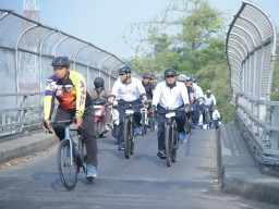 Jelang HUT KE-79 TNI, Komandan Puspenerbal Funbike Dan Baksos Bersama Pangkotama TNI AL Wilayah Surabaya.