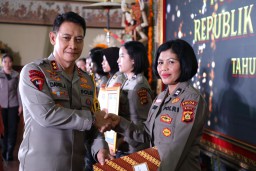 Polwan Polda Bali Dapat Penghargaan Dari Kapolda Bali