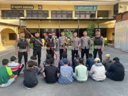 Unit Raimas Polres Tanjung Perak Amankan 14 Anggota Gangster di Tambak Wedi