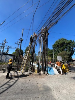 Pembenahan Jaringan Kota Sidoarjo, PLN Icon Plus Lakukan Perapihan dan Penataan Kabel di Tiang PLN