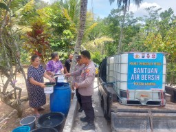 Patroli Genthong Polisi Trenggalek: Distribusi Air Bersih dan Pembagian Ember Gratis