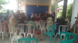 Desa Cisaat Waled Salurkan Bantuan Pangan Beras Bulog Tahap Bulan Oktober 2024