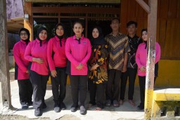 Ketum Bhayangkari Kunjungi Aiptu Heri dan Anaknya yang Terbaring Sakit