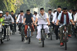 Polres Mojokerto dan Forkopimda Gowes Bareng 1.000 Santri Dukung Cooling System Pilkada 2024
