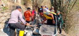 Bersihkan Lingkungan Cegah Banjir, Sinergitas Polres Ponorogo bersama TNI dan Warga