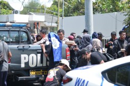 Humanis, Polisi Berbagi Nasi Kotak untuk Peserta Unras Sarbumusi Situbondo