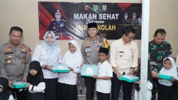 Dukung Program Pemerintah, Polres Cirebon Kota Berikan Makan Bergizi Kepada Siswa MDTA Baitussalam