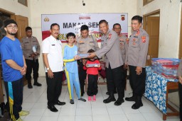 Polres Cirebon Kota Bagikan Makan Bergizi kepada Siswa SLB Pancaran Kasih