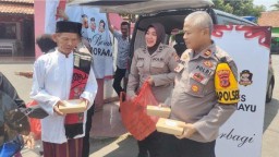 Kepedulian Polres Indramayu, Ratusan Nasi Kotak Dibagikan kepada Warga Pasekan