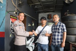 Pemilik Motor Tersenyum Bahagia, Motor yang Digelapkan Kembali Berkat Satreskrim Tanjung Perak