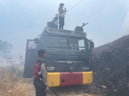 Polres Cirebon Kota Datangkan Mobil AWC Bantu Padamkan Api di TPA Kopi Luhur