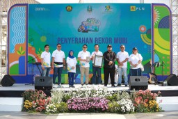 Peringati HLN Ke-79, PLN Kembali Pecahkan Rekor MURI Konvoi 2.200 Motor Listrik Terbanyak