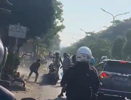 Viral di Video! Dua Orang Terlibat Aksi Carok di Bunder Gresik. 
