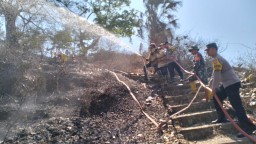 Polisi bersama Tim Gabungan dan Relawan Berhasil padamkan Kebakaran Hutan di Lumajang