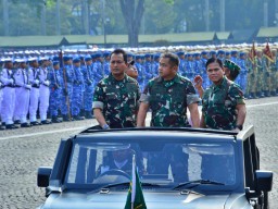 Kasal Dampingi Panglima TNI Meninjau Gladi Bersih HUT Ke-79 TNI di Monas