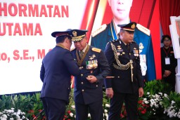 Pemberian Tanda Kehormatan Bintang Bhayangkara Utama (BBU) Wujud Komitmen Kokohnya Sinergisitas TNI-Polri Selama Ini*