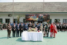 Beri Kejutan Kado Nasi Tumpeng di HUT TNI ke 79, Bentuk Solidaritas dan Soliditas TNI-Polri di Jombang