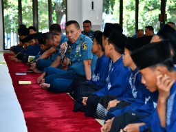 TNI AL Gelar Doa Bersama Dan Beri Santunan Kepada Anak Yatim Di Cilangkap.