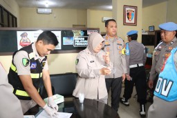 Kapolres Cirebon Kota Pantau Langsung Pelaksanaan Tes Urine Personel Si Propam