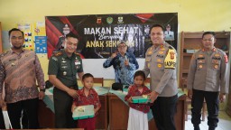 Bersama Dandim 0614 Kota Cirebon, Kapolres Cirebon Kota Bagikan Makanan Bergizi di SDN Dukuh Semar 2