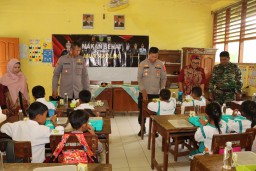 Polres Cirebon Kota Gelar Program Makan Bergizi Gratis di SDN Dukuh Semar 2