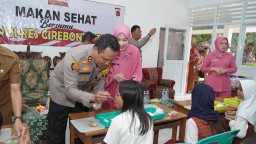 Polres Cirebon Kota Kembali Bagikan Makanan Bergizi Gratis di SDN 2 Setupatok