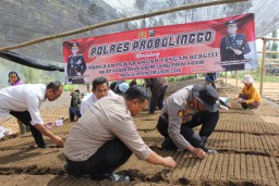 Warga Antusias Sambut Program Pekarangan Bergizi Polres Probolinggo Untuk Dukung Asta Cita*
