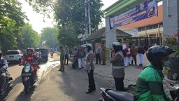 Polwan Polres Gresik Kendarai Motor Listrik, Jadi Pionir Patroli Edukasi Ramah Lingkungan