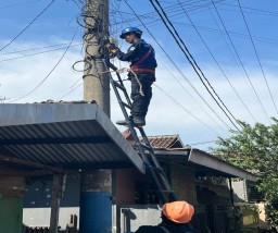 Demi Keindahan Kota, PLN Icon Plus Menata Kabel Di Tiang PLN Kota Pasuruan