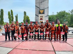 Peringati Hari Pahlawan, Pemuda Pancasila Kota Surabaya Tabur Bunga di Taman Makam Pahlawan